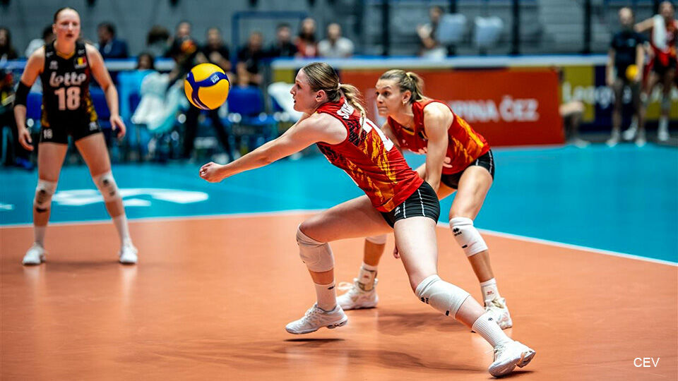 Manon Stragier checks a ball in the European Golden League.