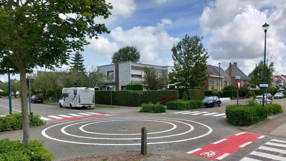 Oostende schildert'punaises' op kruispunten om verkeersveiligheid te