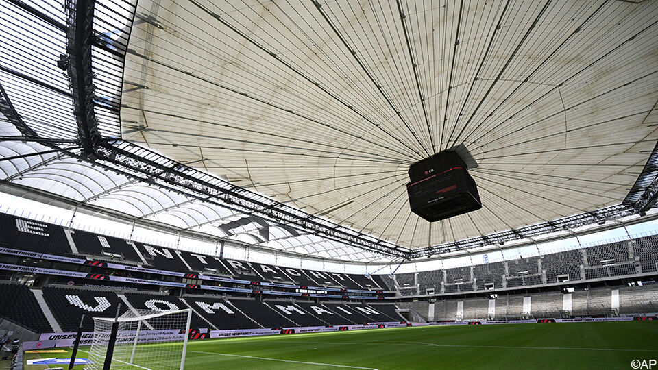 Zo ziet het stadion van Frankfurt eruit met een gesloten dak.