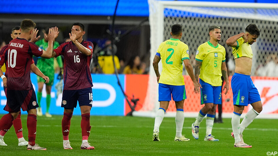 De Costa Ricanen zijn blij met het onverhoopte puntje, bij Brazilië druipen ze ontgoocheld af.