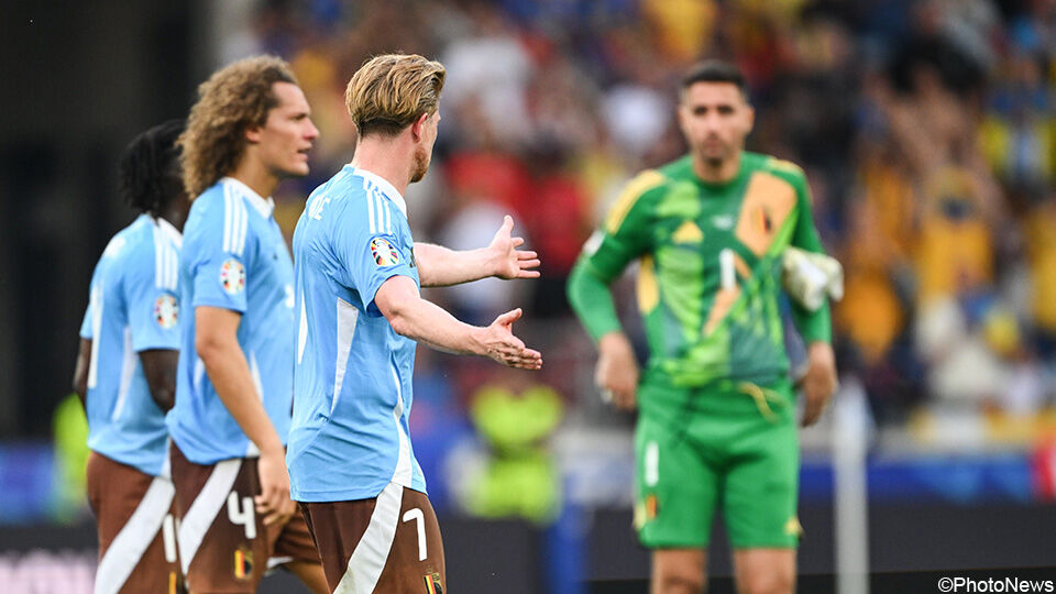 Het moment waarop De Bruyne de spelersgroep naar binnen stuurt.