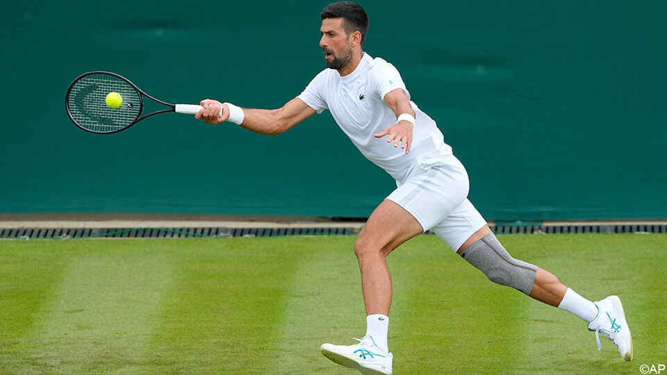 Novak Djokovic traint op Wimbledon met een verband rond de knie.