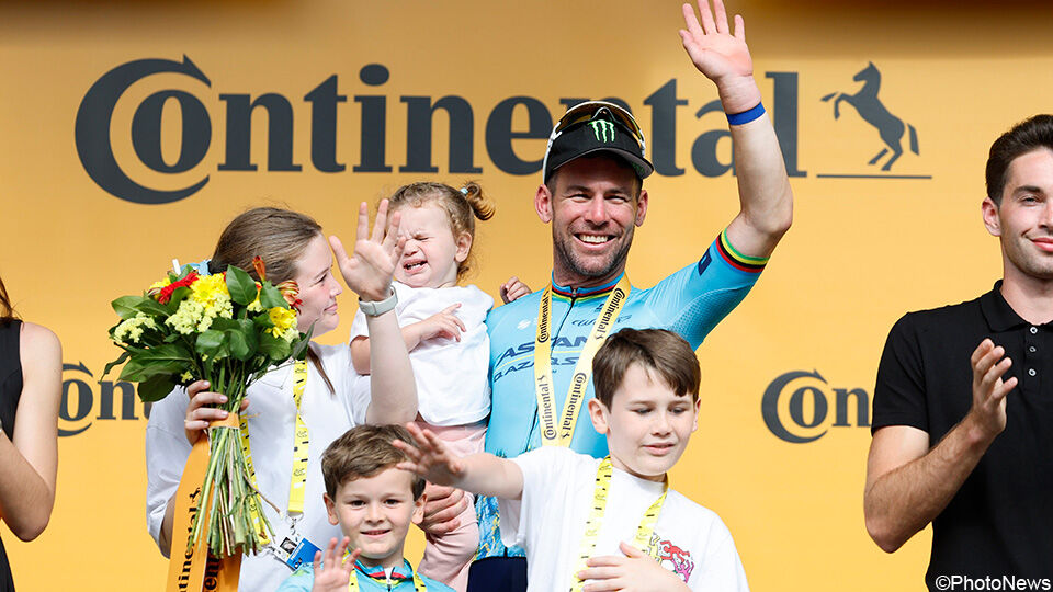 Mark Cavendish met zijn gezin op het podium.