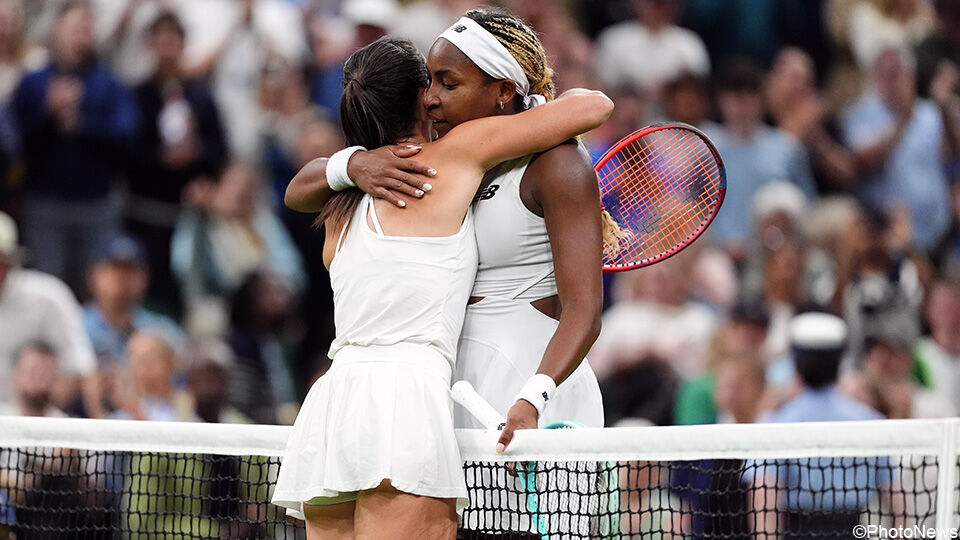 Emma Navarro en Coco Gauff omhelzen elkaar na hun duel in de 1/8e finales op Wimbledon.