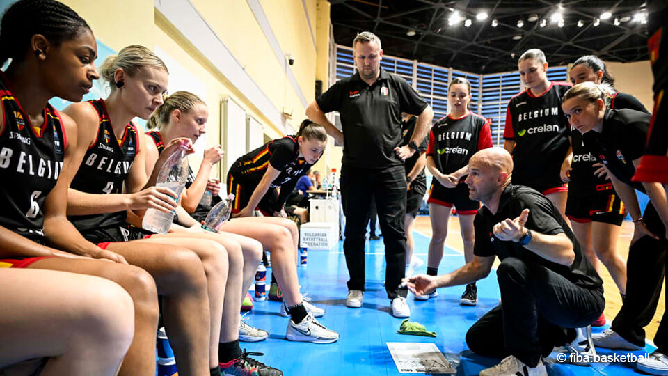 De U20 Cats krijgen instructies van coach Fred Dusart.