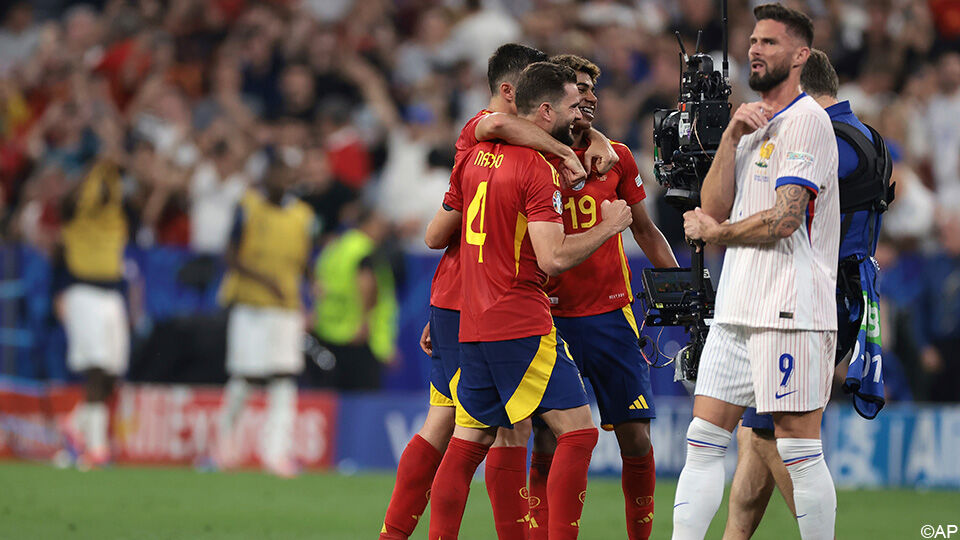 Olivier Giroud baalt na de verloren halve finale tegen Spanje.