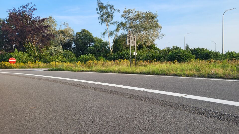 Fietsersbond Plaatst Gele Fiets Aan Op- En Afrittencomplex E34 In ...