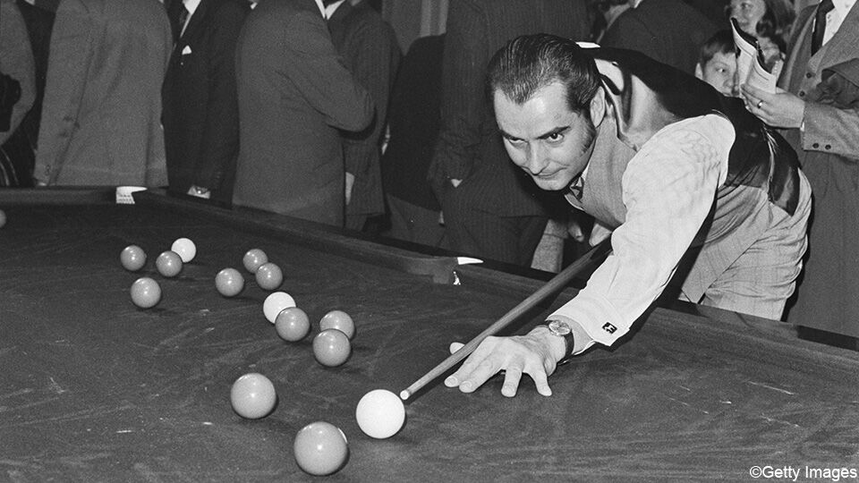 Ray Reardon in actie aan de snookertafel.