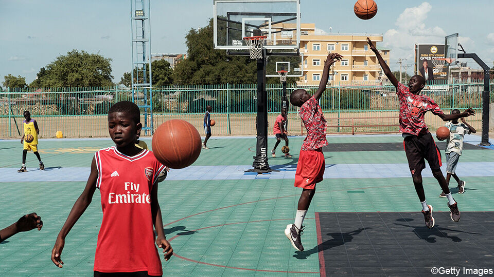 Kinderen in actie op de Luol Deng Basketball Academy in Juba, Zuid-Soedan.