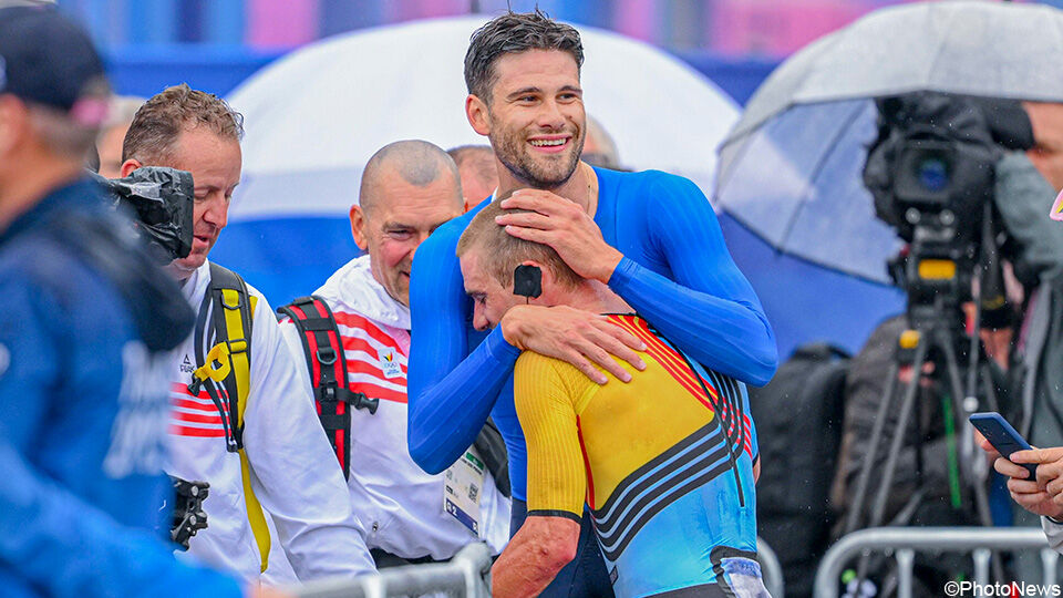 Filippo Ganna gaf Evenepoel een aai over zijn bol na de olympische tijdrit-titel van onze landgenoot.