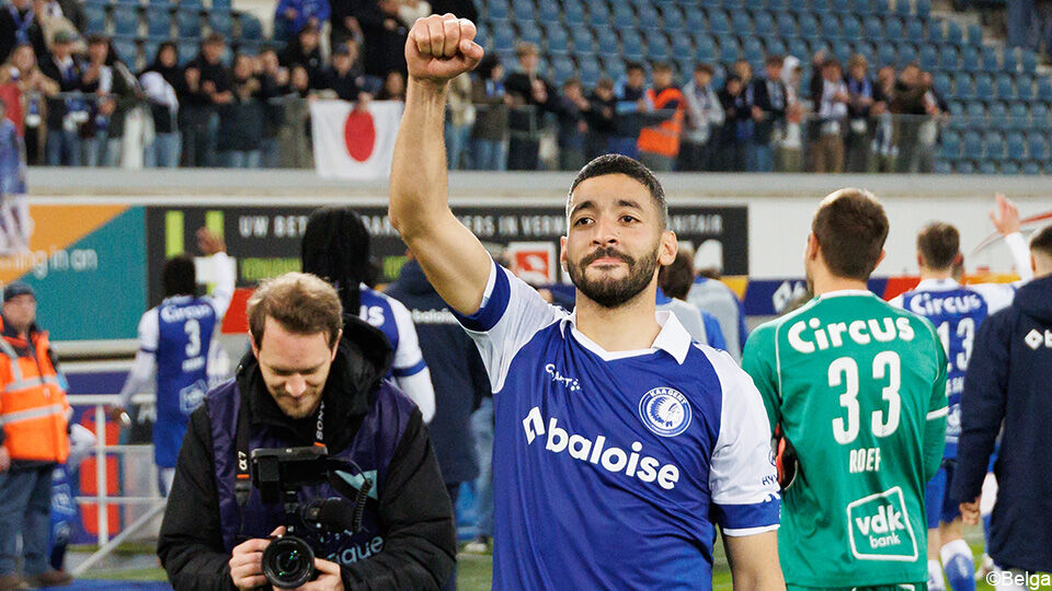 Tarik Tissoudali groet de Gent-supporters.