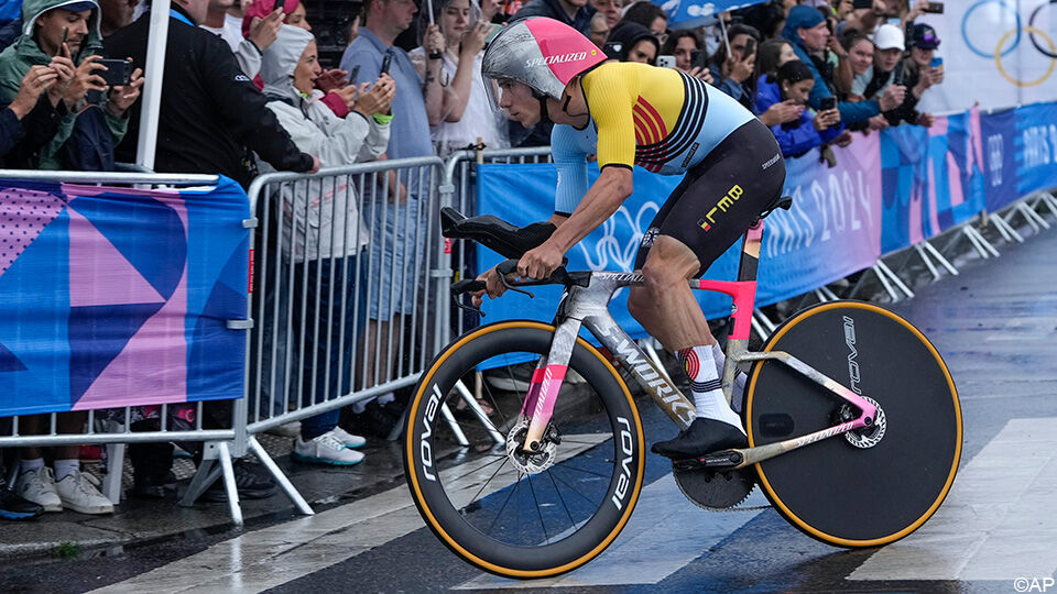 Remco Evenepoel zette meteen de toon bij het eerste tussenpunt.