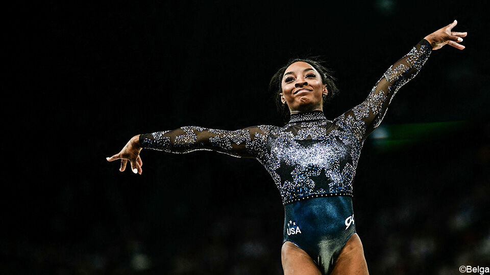 Simone Biles schittert.