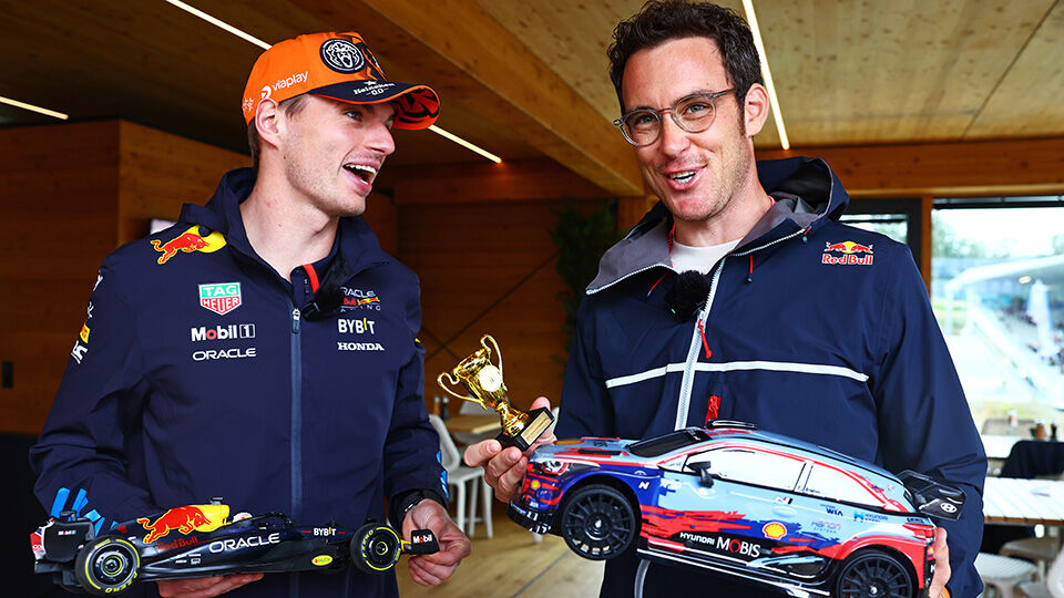 Max Verstappen en Thierry Neuville met een miniatuurversie van hun racebolides.