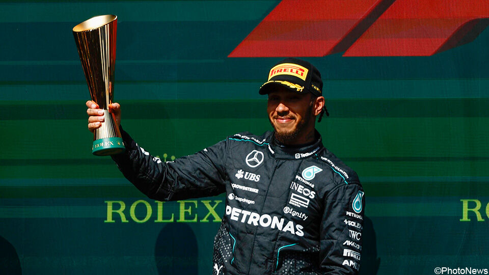 Lewis Hamilton houdt zijn trofee in de lucht na de GP van België.