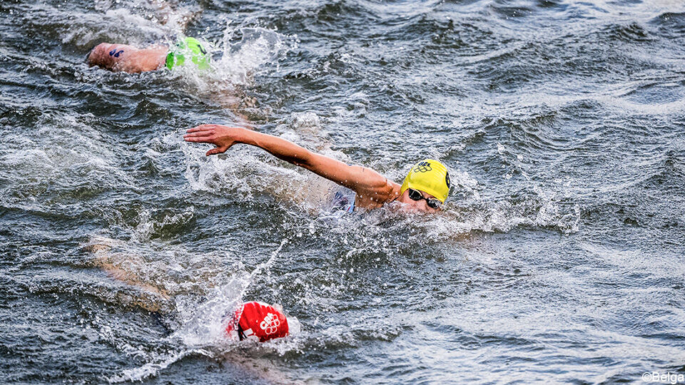 Jolien Vermeylen zwemt in de Seine tijdens haar olympische triatlon.