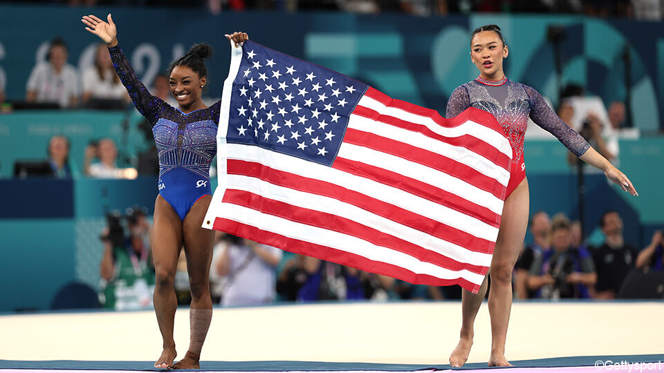 Goud en brons voor de VS, met Simone Biles en Sunisa Lee.