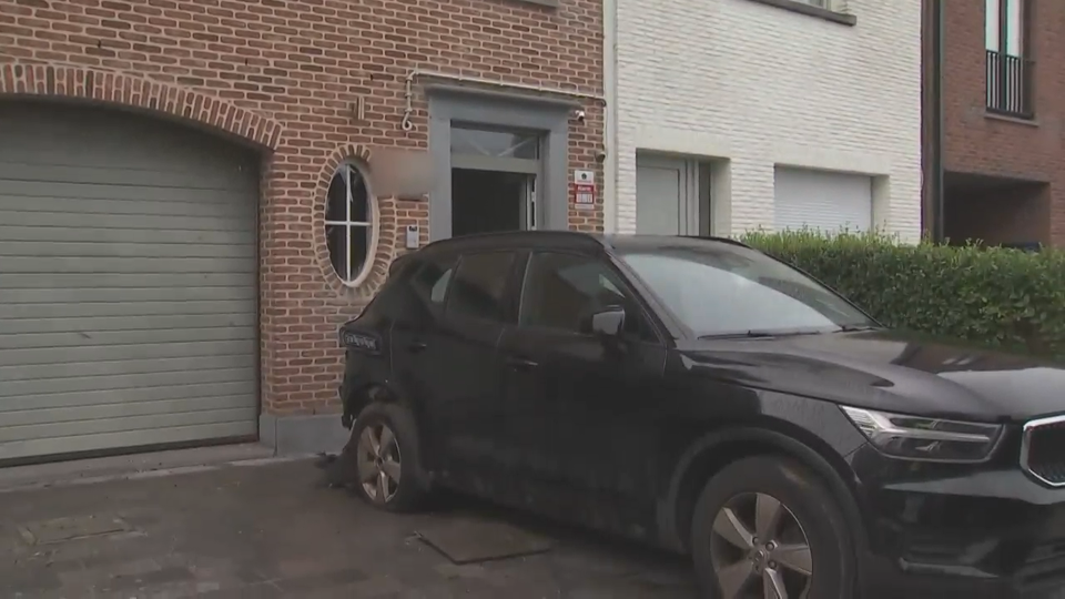 In Hove liepen de voordeur, een raam en de geparkeerde wagen schade op.