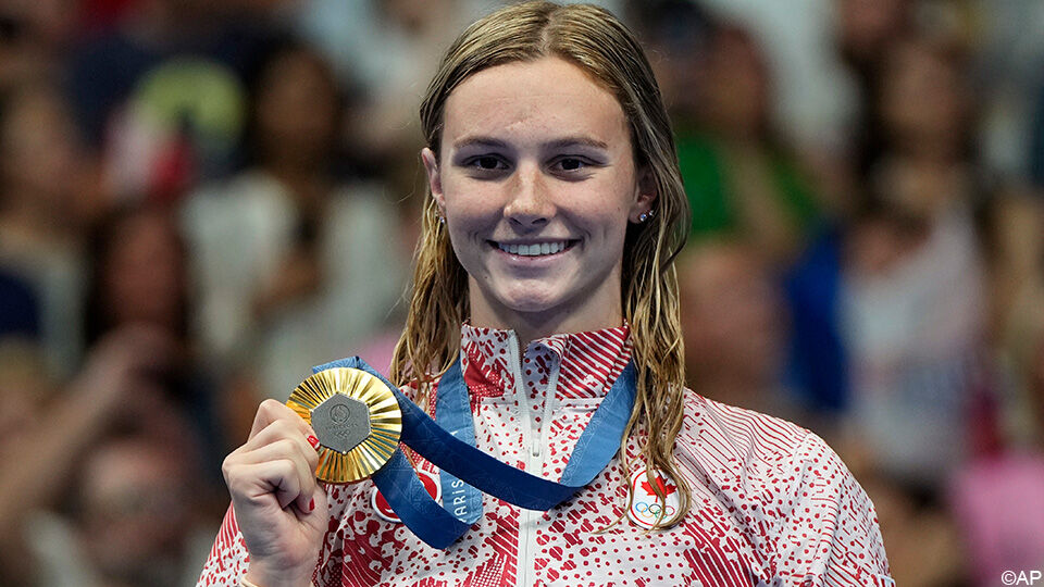 Summer McIntosh (17) blinkt met haar tweede gouden medaille in Parijs.