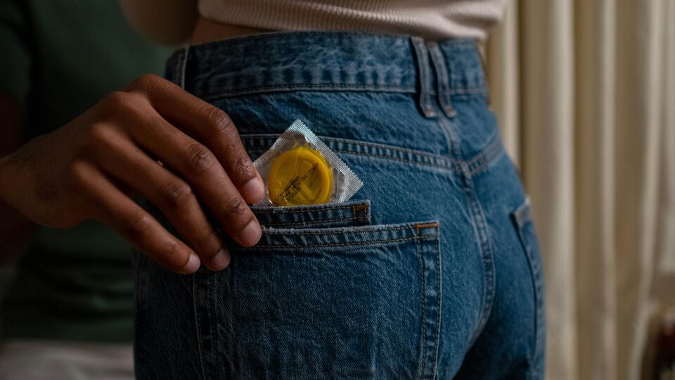 Twee vrouwen huurden een kamer en ontvingen er klanten.