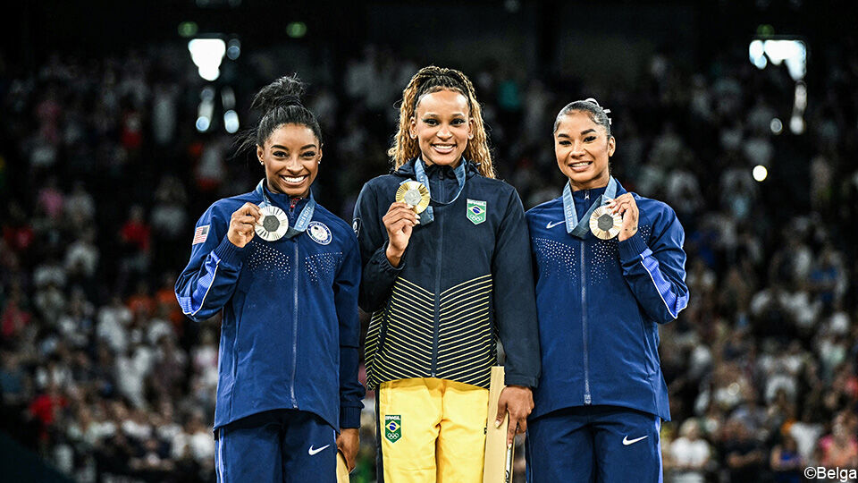 Simone Biles pakte zilver in de vloerfinale, het goud was voor Rebeca Andrade.