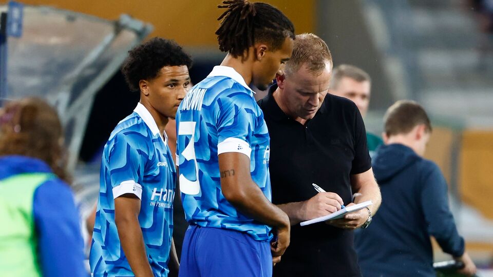 Ex-trainer Wouter Vrancken geeft instructies aan Archie Brown.