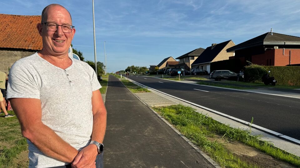 Inwoner Guy Leus laat het nieuwe fietspad zien.