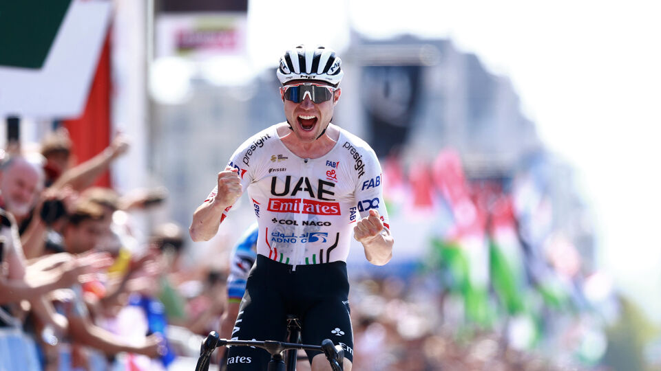 Marc Hirschi was in de sprint te sterk voor oud-winnaar Julian Alaphilippe.