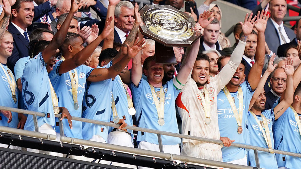 Kevin De Bruyne steekt de trofee van de Community Shield de lucht in.