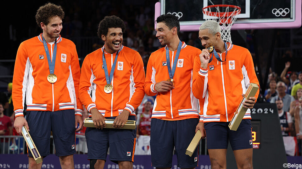 De Nederlandse 3x3-spelers met hun gouden medaille in Parijs.