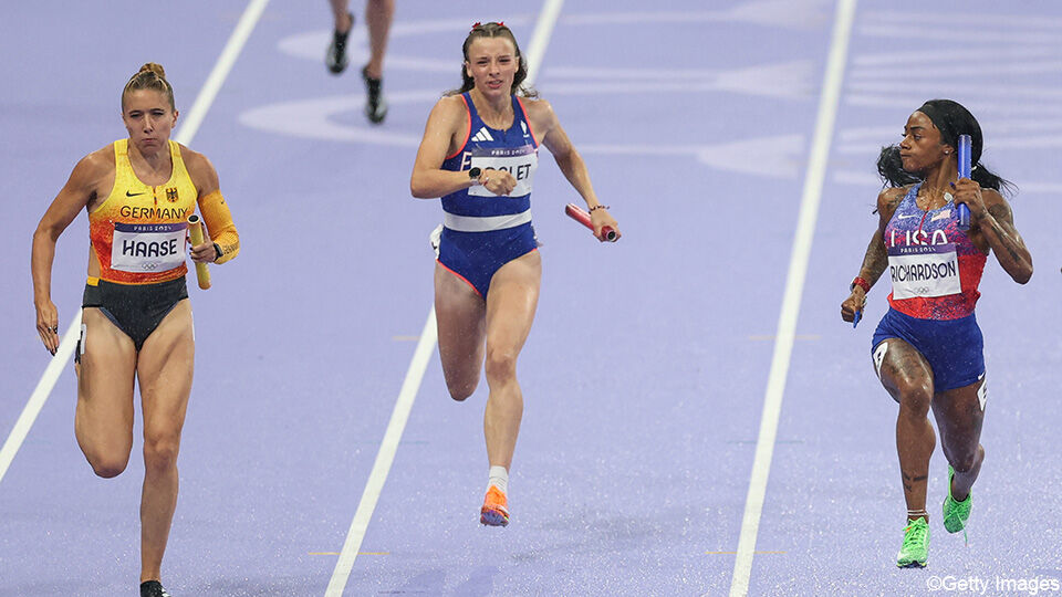 In de slotmeters van de 4x100m keek Sha'Carri Richardson schijnbaar minachtend opzij.