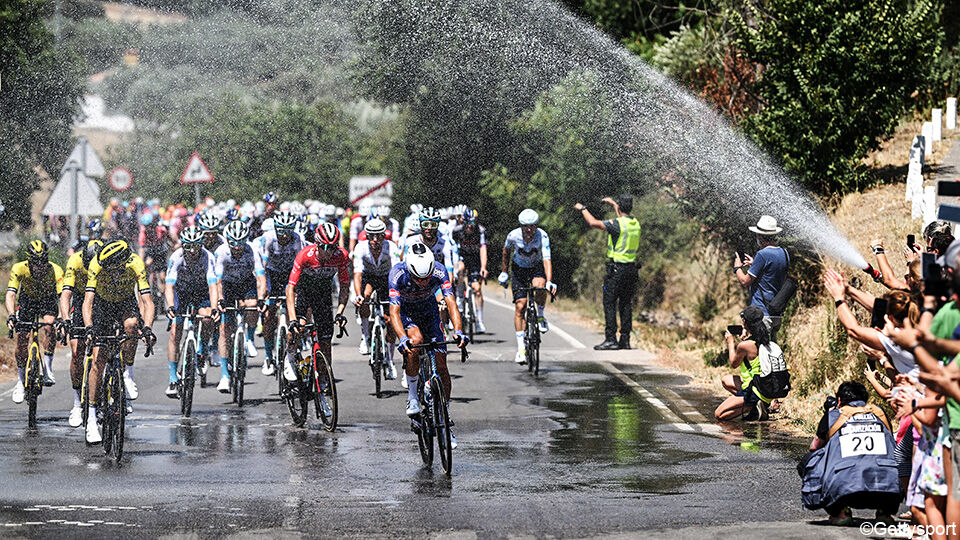 In de Vuelta moesten de supporters al te hulp schieten met verkoeling langs het parcours.