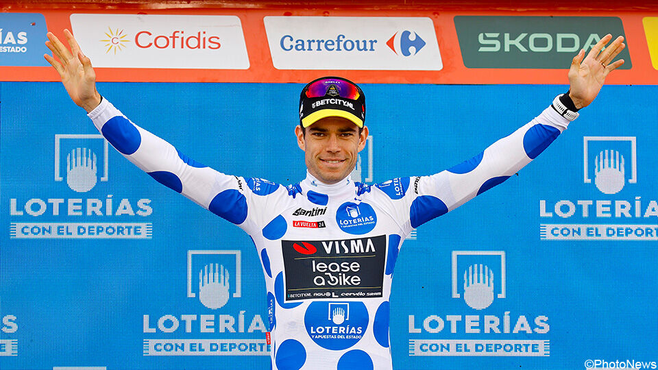 Van Aert in een nieuw exemplaar voor in zijn kleerkast.