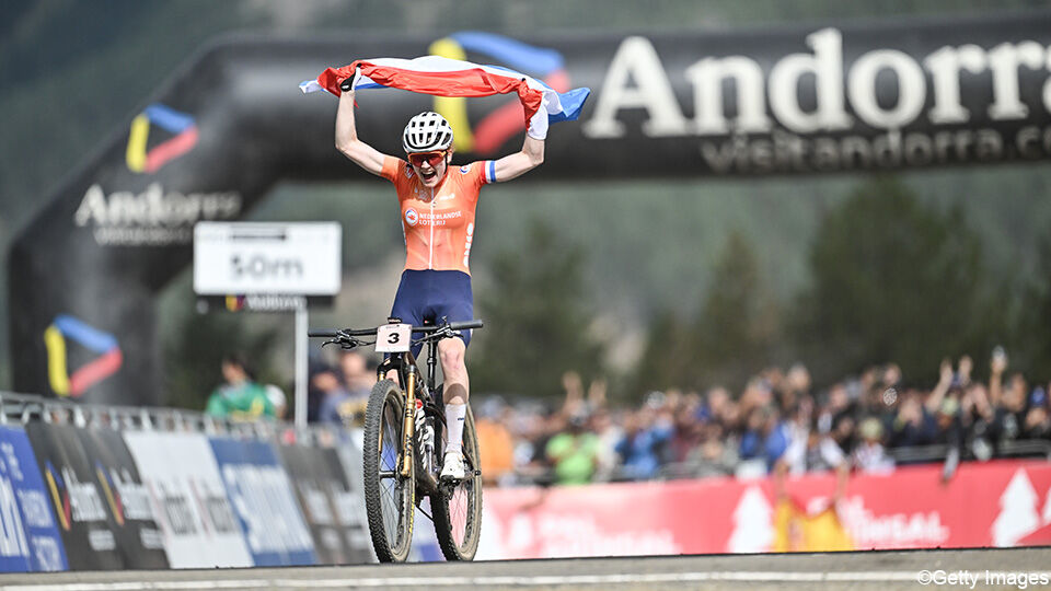 Puck Pieterse pakt haar eerste wereldtitel mountainbike.