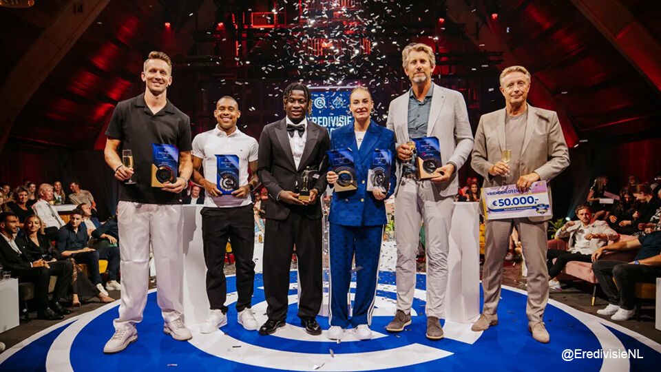 Tessa Wullaert tussen de andere winnaars van de avond, met naast haar Johan Bakayoko.