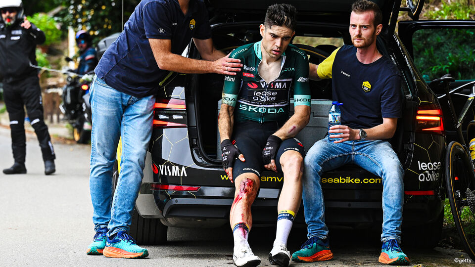 Van Aert komt ten val.