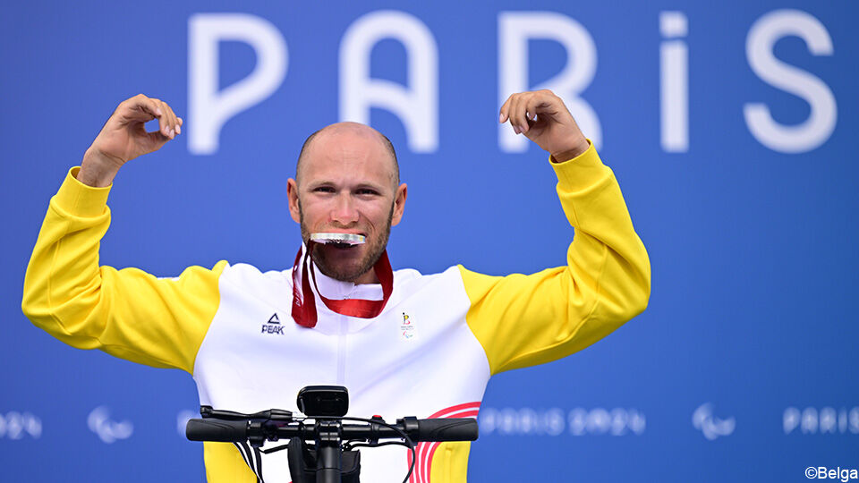 Maxime Hordies op het podium met zijn zilveren medaille.