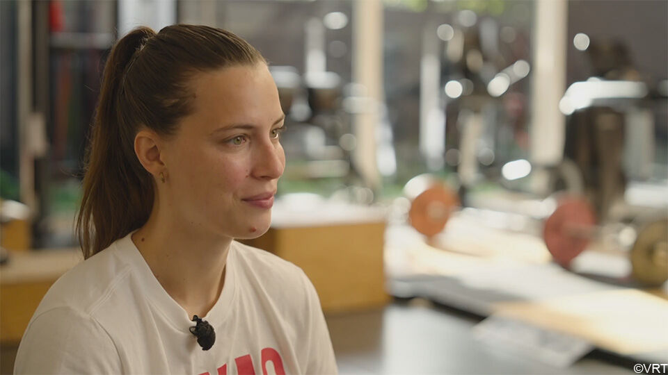 Antonia Delaere in haar vertrouwde habitat van de voorbije weken: bij de kine.