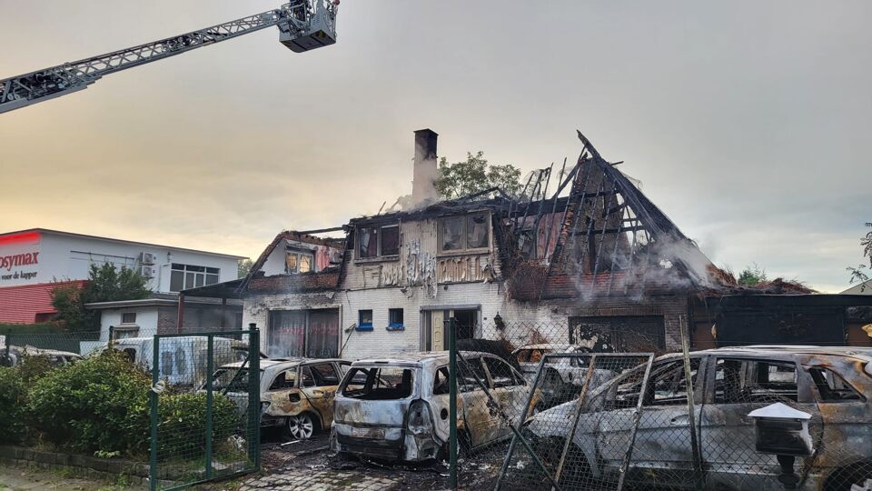 Er zit een autohandel in de oude villa.