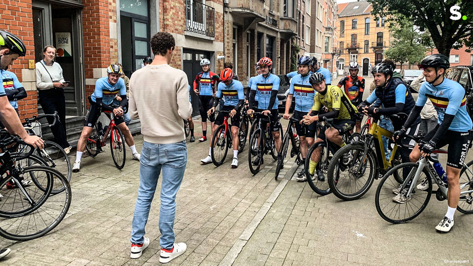 Segaert gaf een motivatiespeech voor de start van de fietsmarathon.