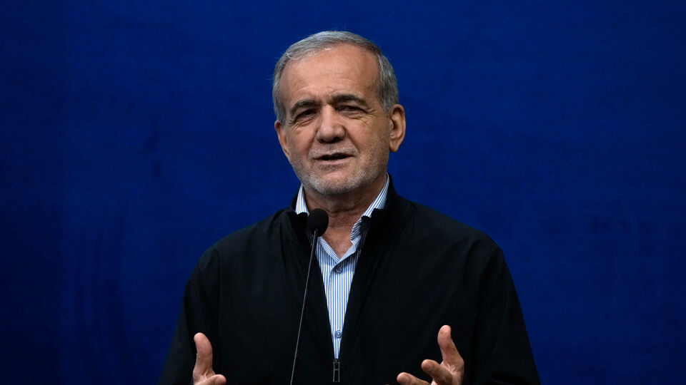 De Iraanse president Pezeshkian zou de kledingvoorschriften voor Iraanse vrouwen willen versoepelen.