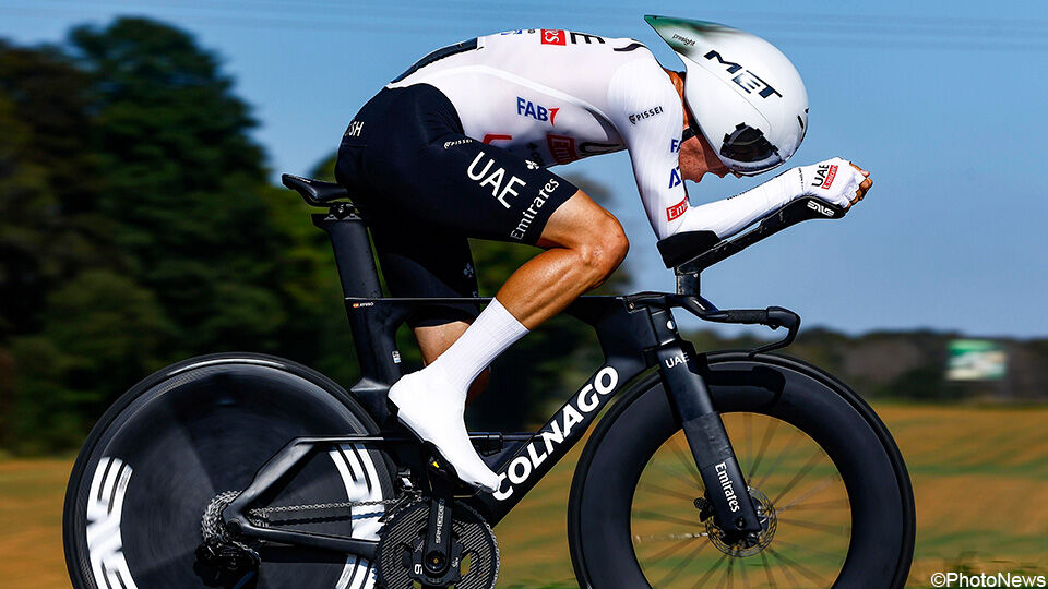 Ayuso staat op 3 seconden van Van der Poel.