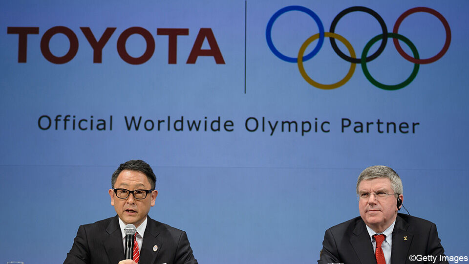 Toyota-topman Akia Toyoda en IOC-voorzitter Thomas Bach.