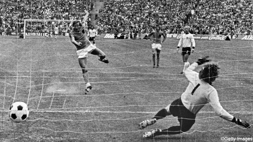 Johan Neeskens trapt zijn penalty staalhard binnen in de WK-finale van 1974.