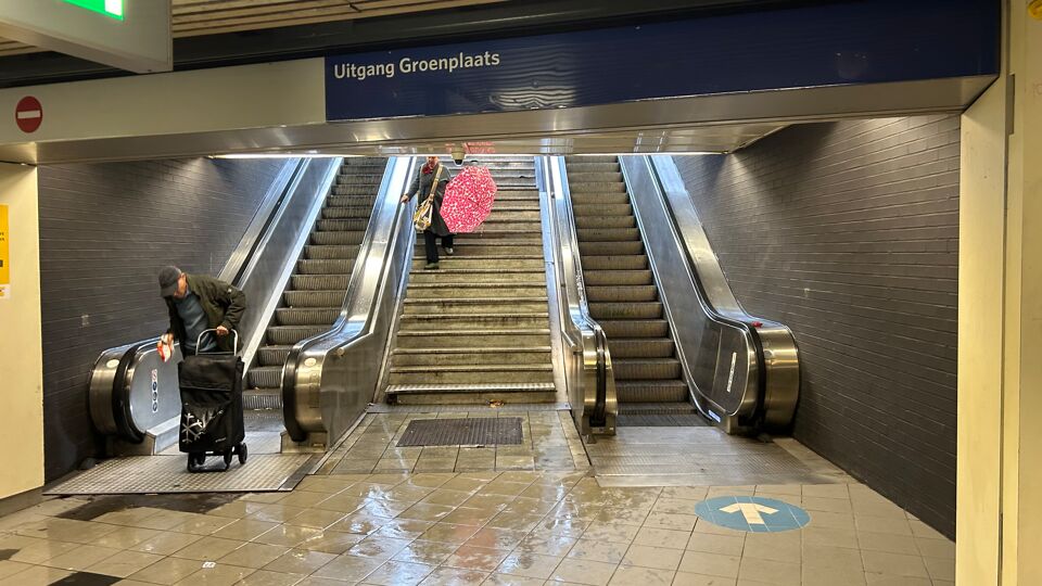 Defecte roltrap premetrostation Groenplaats in Antwerpen wordt ...
