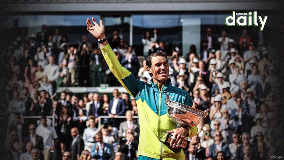 Rafael Nadal zoals we hem kennen: met de trofee van Roland Garros in zijn handen.