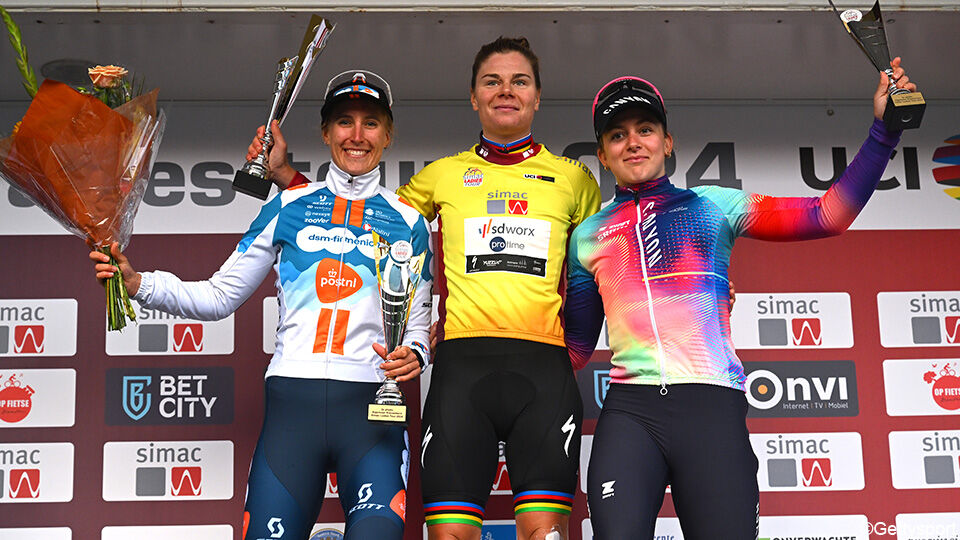 Lotte Kopecky op het podium, met de gele trui van eindwinnares in de Simac Ladies Tour.