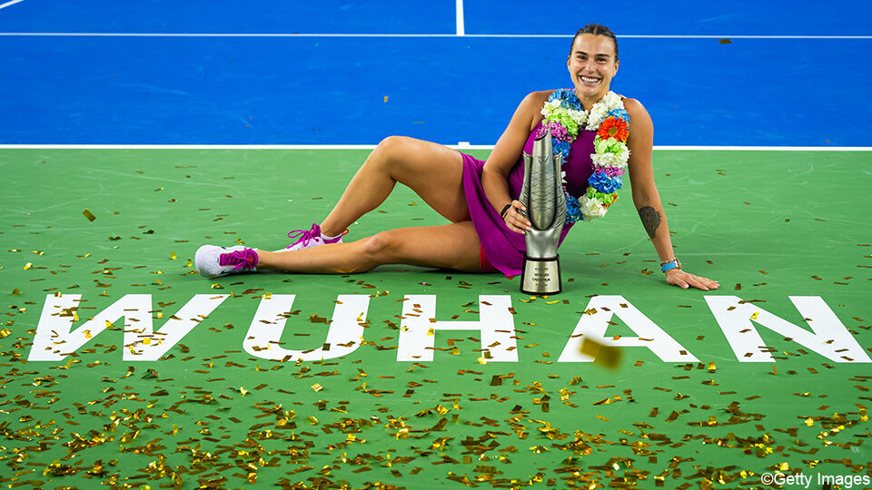 Aryna Sabalenka poseert met de trofee in Wuhan.