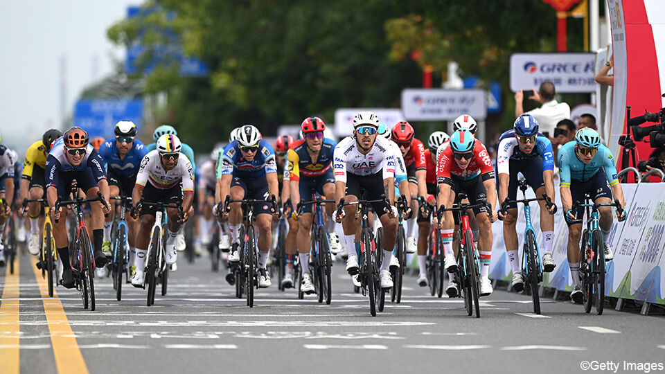 Lionel Taminiaux, rechts in het rode shirt van Lotto-Dstny, won de spurt van het peloton.