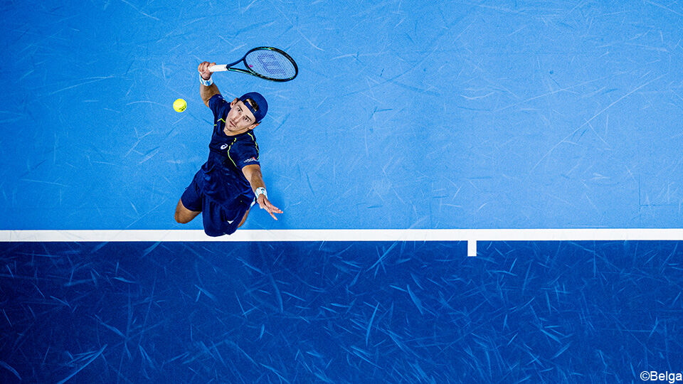 Bautista Agut wint met 3-6, 6-2, 7-6 (6) tegen Auger-Aliassime.